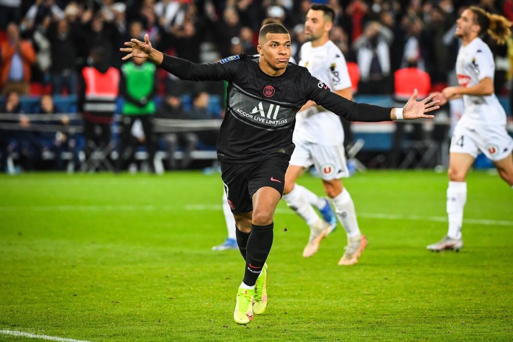 [图]莱昂纳德26+8哈登19分 快船19分逆转残阵活塞