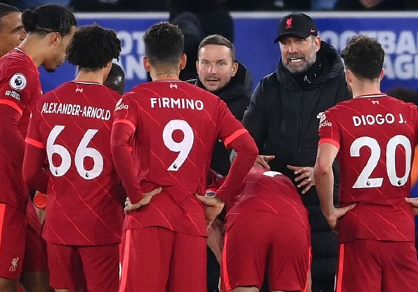 詹姆斯拼到摔出场外，东契奇狂轰45分仍输球！湖人112-124爆冷不敌国王